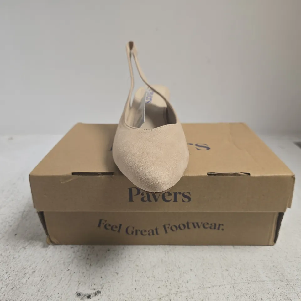 BOXED PAIR OF PAVERS BLOCK HEEL SLINGBACK SANDALS IN BEIGE SIZE 8 (EU 41)