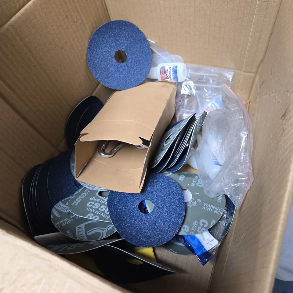 BOX OF ASSORTED ITEMS INCLUDING DELTA EXTRA SUPERGLUE WITH BLUE SANDING DISCS AND CARABINER