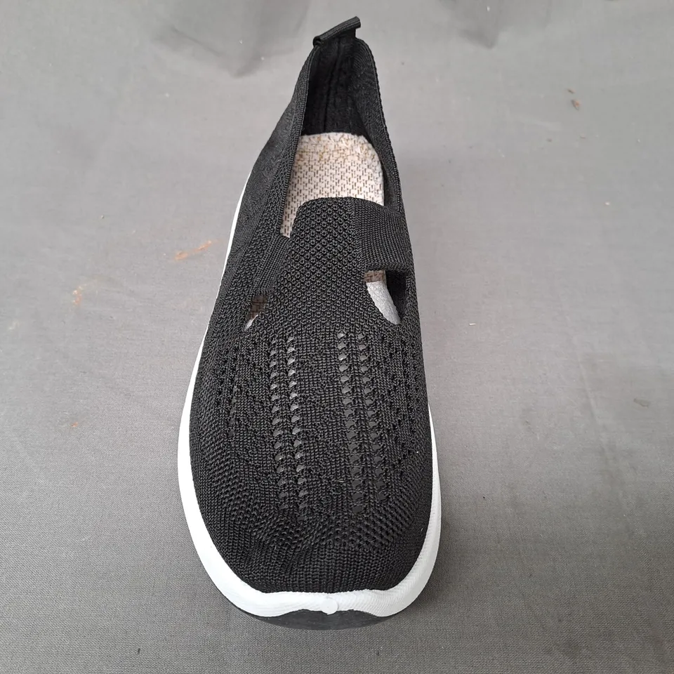 BOXED PAIR OF DESIGNER SHOES IN BLACK EU SIZE 39