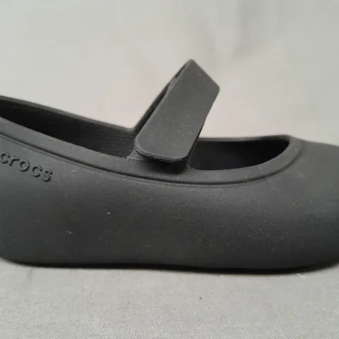 PAIR OF CROCS BROOKLYN MARY JANE FLAT TODDLER SHOES IN BLACK UK SIZE C6