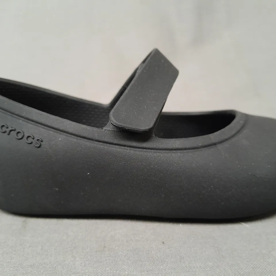 PAIR OF CROCS BROOKLYN MARY JANE FLAT TODDLER SHOES IN BLACK UK SIZE C6