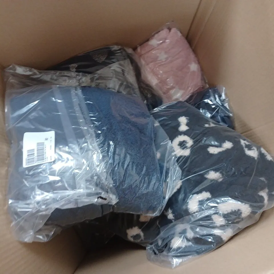 LARGE QUANTITY OF ASSORTED CLOTHING TO INCLUDE ROBES, ETC