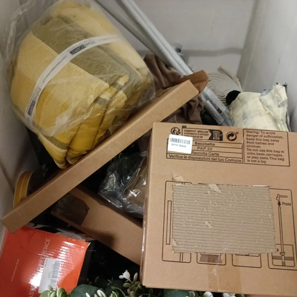 CAGE OF APPROXIMATELY 20 ASSORTED HOUSEHOLD ITEMS TO INCLUDE PAW HIDE PET TREAT TRAY, ETC - COLLECTION ONLY