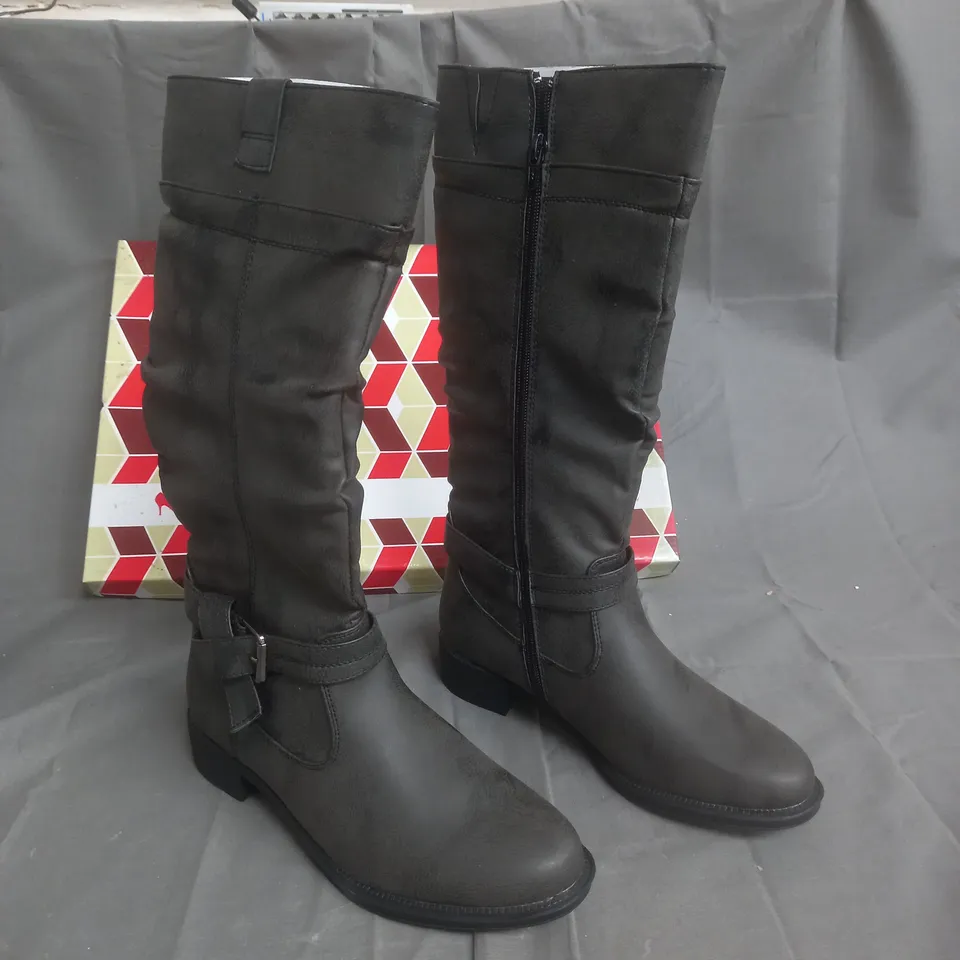 BOXED PAIR OF CARROU KNEE HIGH BLACK HEELED BOOTS SIZE 36