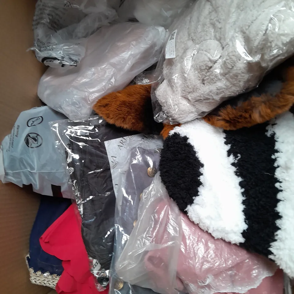APPROXIMATELY 20 ASSORTED CLOTHING ITEMS IN VARIOUS SIZES AND STYLES TO INCLUDE - SHIRTS, DRESSES, JOGGERS, ETC