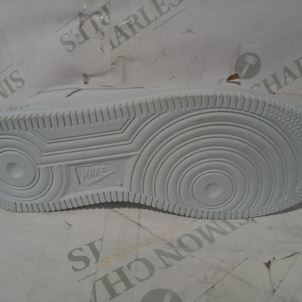 BOXED PAIR OF NIKE AIR FORCE 1 TRAINERS IN WHITE UK SIZE 5.5
