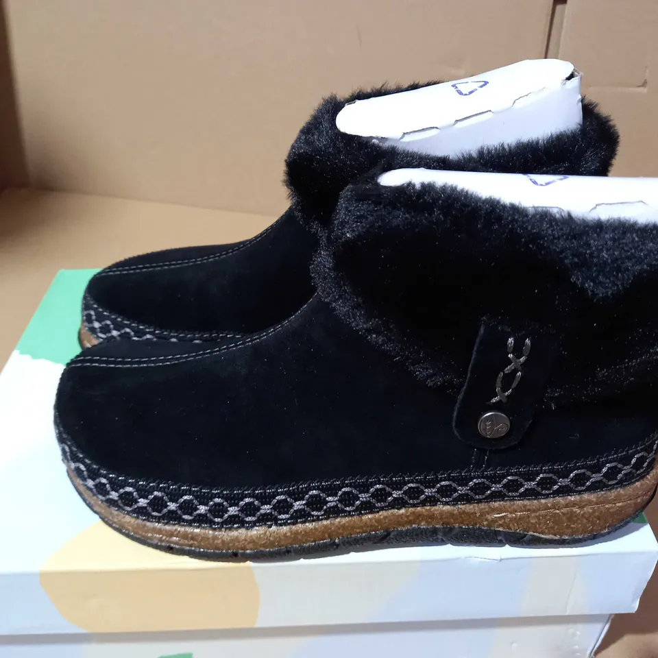 BOXED PAIR OF EARTH ORIGINS EMMALYN SUEDE HOUSE BOOTIE SLIPPER SIZE 4 BLACK