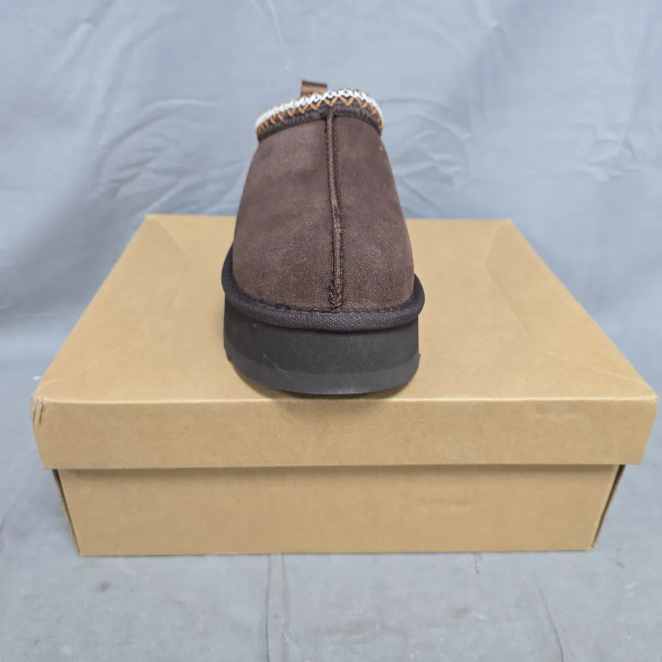 BOXED PAIR OF UGG CLASSIC MINI SHOES IN COFFEE SIZE UK 5.5