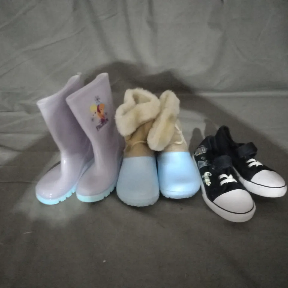APPROXIMATELY 10 PAIRS OF ASSORTED KIDS SHOES IN VARIOUS STYLES AND SIZES 