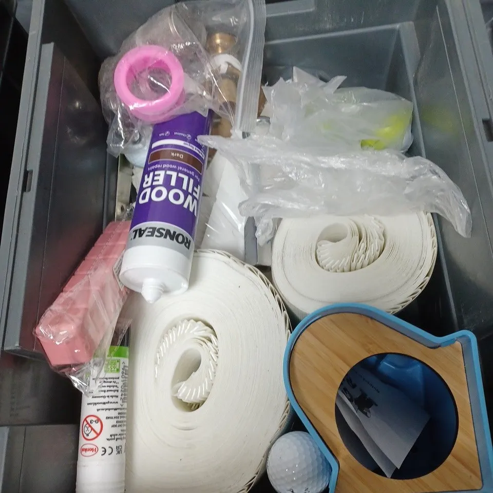 BOX OF APPROXIMATELY 20 ASSORTED HOUSEHOLD ITEMS TO INCLUDE RAZER SAW SET, TILL ROLLS AND ALL PURPOSE CLEANER