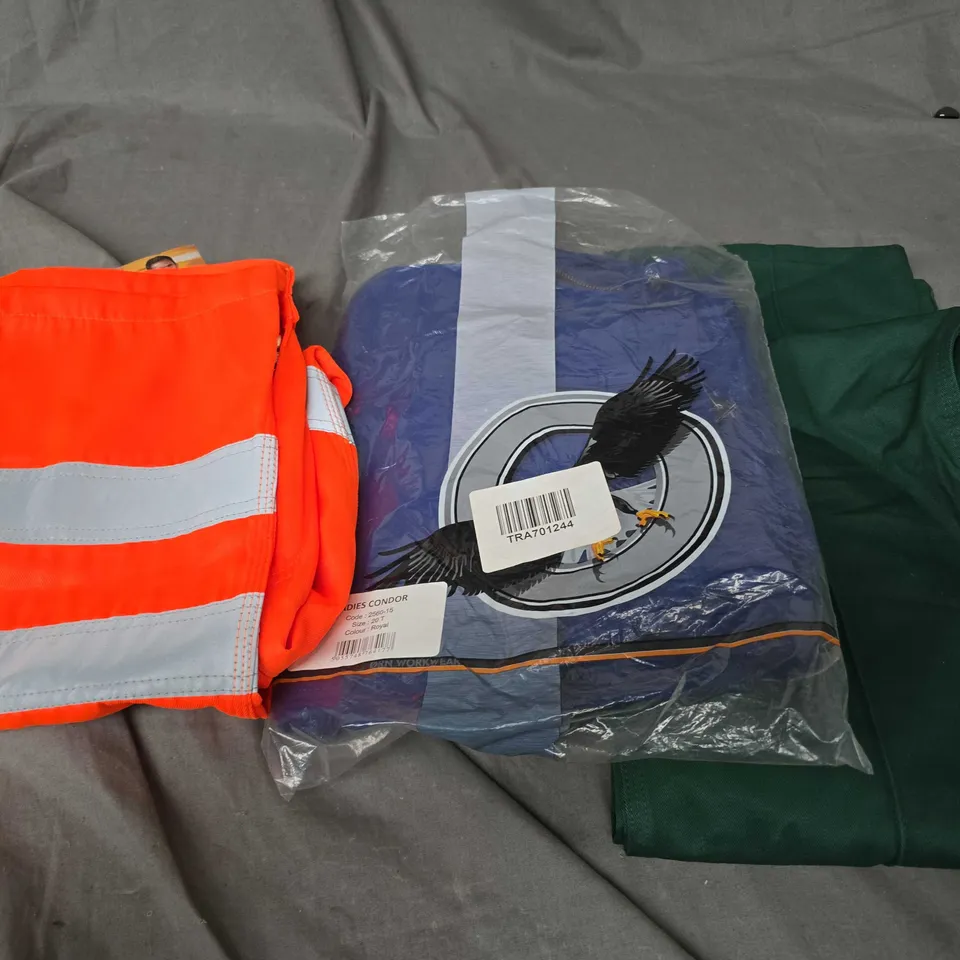 APPROXIMATELY 25 ASSORTED WORKWEAR PRODUCTS IN VARIOUS SIZES TO INCLUDE COMBAT TROUSERS, HI-VIS ITEMS, CARGO SHORTS ETC - COLLECTION ONLY 