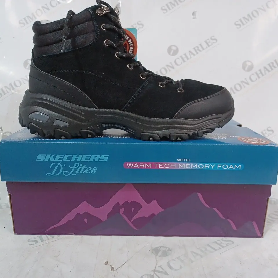 BOXED PAIR OF SKECHERS BOOTS IN BLACK SIZE 7