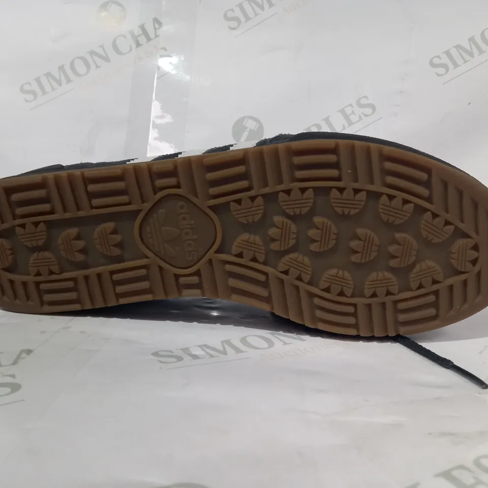 PAIR OF ADIDAS JEANS SHOES IN STONE GREY/WHITE UK SIZE 8