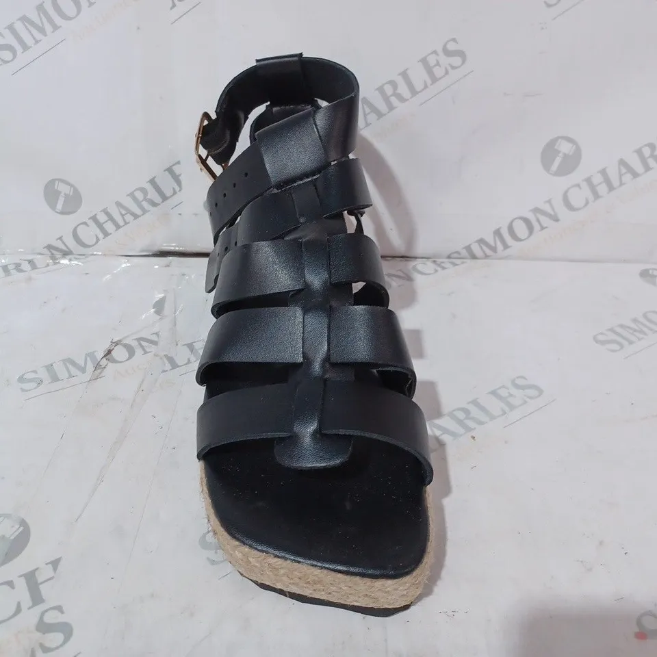 BOXED PAIR OF UNBRANDED OPEN TOE STRAPPY SANDALS IN BLACK EU SIZE 39