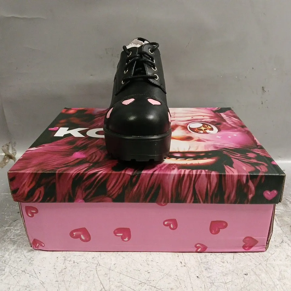 BOXED PAIR OF KOI SHOES IN BLACK W. PINK HEARTS SIZE UK 4