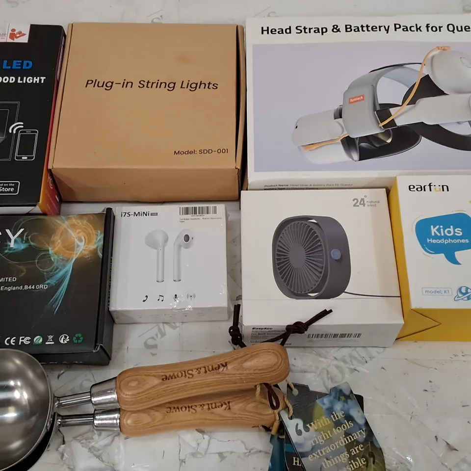 LOT OF 15 ASSORTED ITEMS TO INCLUDE PLUG IN STRING LIGHTS, LED FLOOD LIGHT AND KENT & STOWE SCOOP