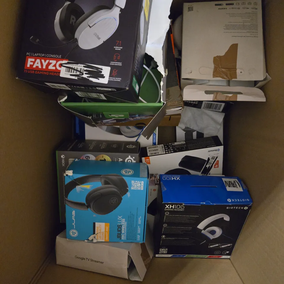 APPROXIMATELY 10 ASSORTED DAMAGED GAMING HEADSETS IN VARIOUS BRANDS 