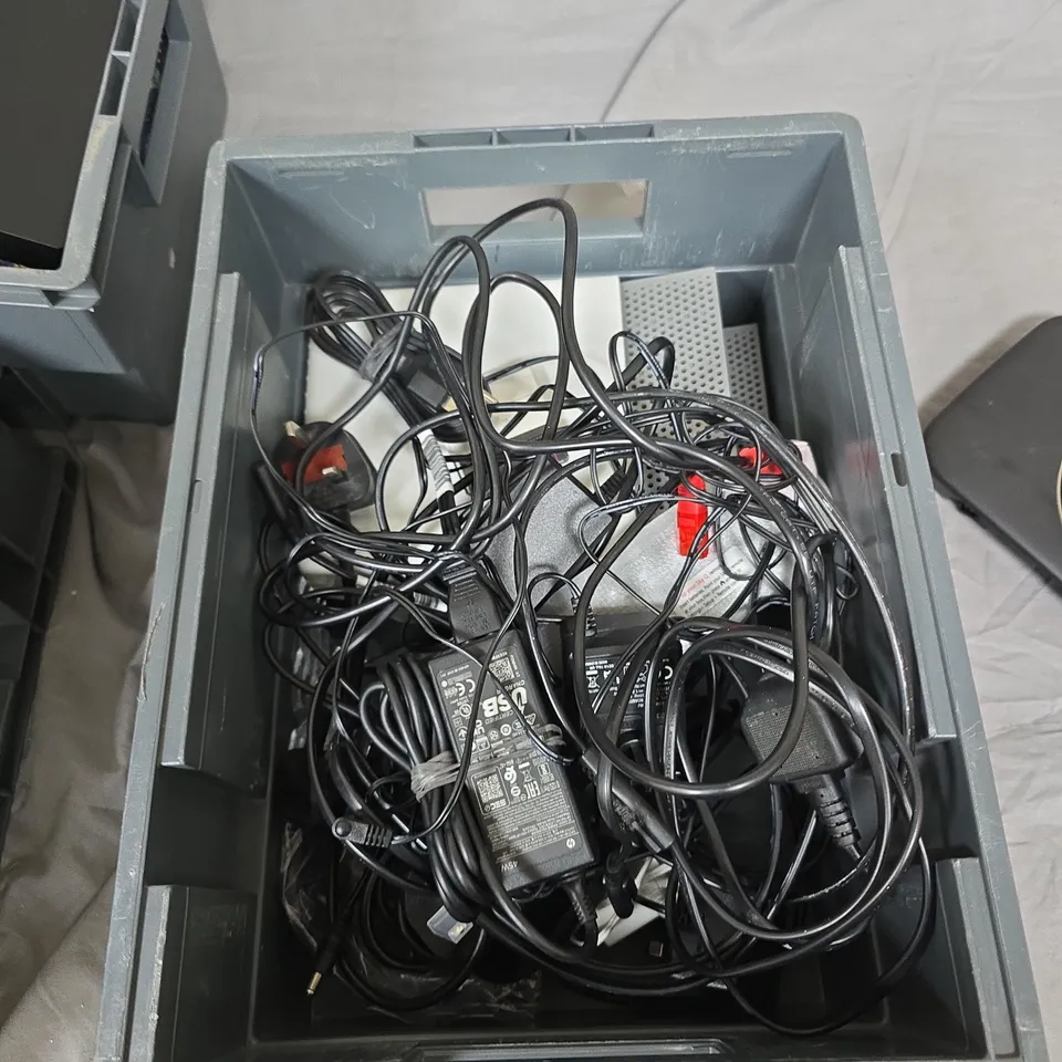 TOTE OF APPROXIMATELY 16 ASSORTED ITEMS TO INCLUDE: BT ROUTER 