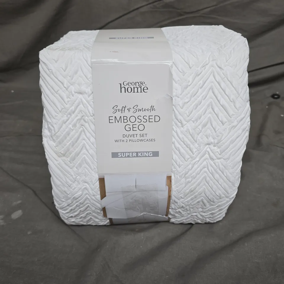 SOFT & SMOOTH EMBOSSED GEO DUVET SET IN WHITE - SUPER KING