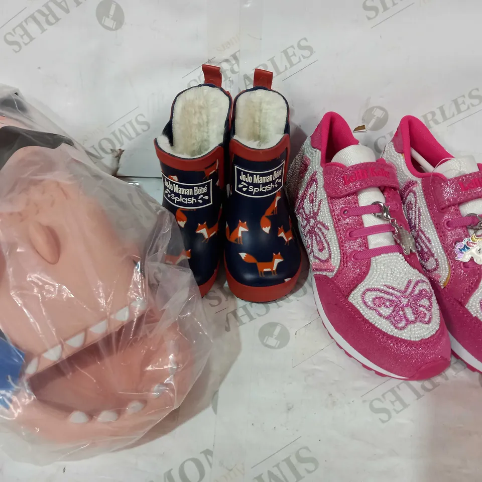 BOX OF APPROXIMATELY 10 ASSORTED SHOES AND FOOTWEAR ITEMS IN VARIOUS STYLES, SIZES, AND COLOURS TO INCLUDE LELLI KELLY, JOJO MAMAN BÉBÉ, CRAYON FRIENDS, ETC