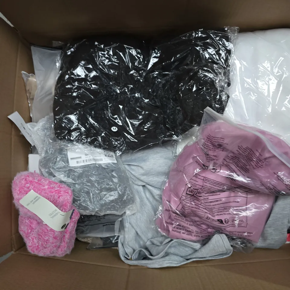 APPROXIMATELY 20 ASSORTED CLOTHING ITEMS IN VARIOUS SIZES, STYLES & COLOURS TO INCLUDE BRANDS SUCH AS UNIQLO, DIVIDED, VERY, ETC - COLLECTION ONLY