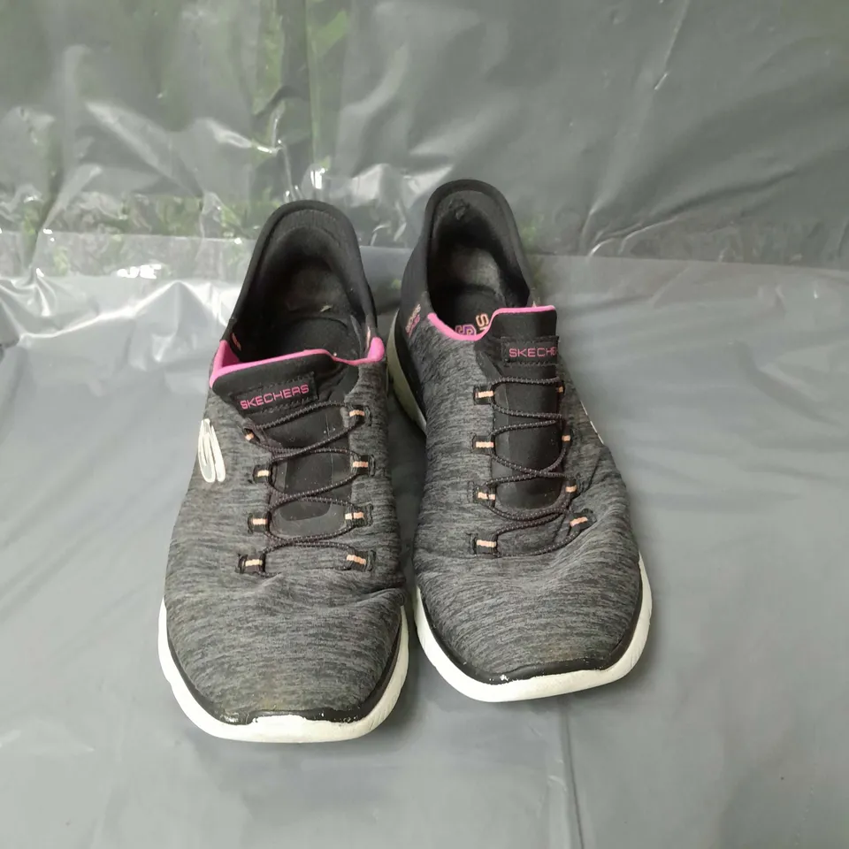 SKECHERS SLIP INS BLACK SIZE 6.5