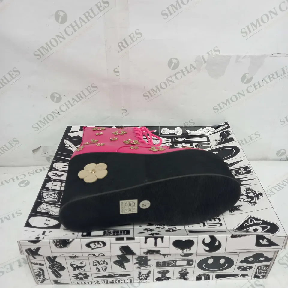 BOXED PAIR OF KOI FOOTWEAR LOTUS JUNKIE FLOWER PLATFORM BOOTS IN PINK - SIZE 7