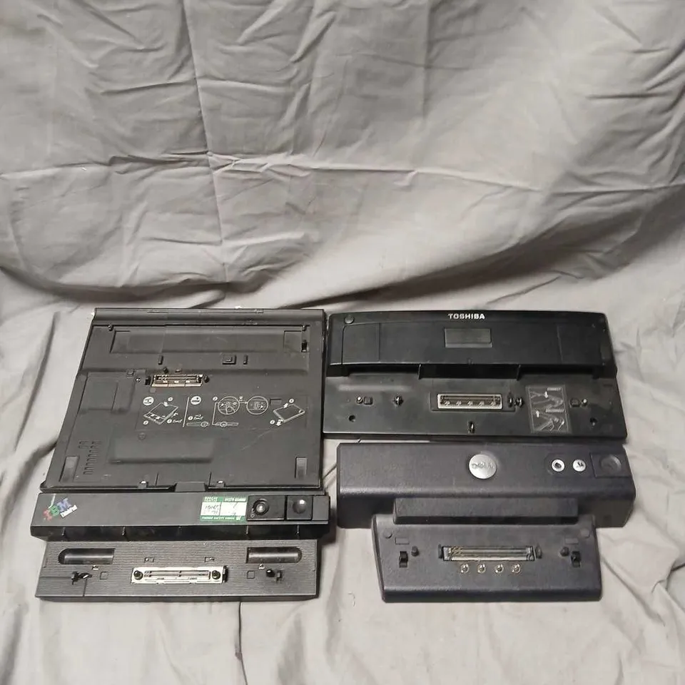 LOT OF 4 ASSORTED LAPTOP DOCKING STATIONS TO INCLUDE - DELL - TOSHIBA - IBM