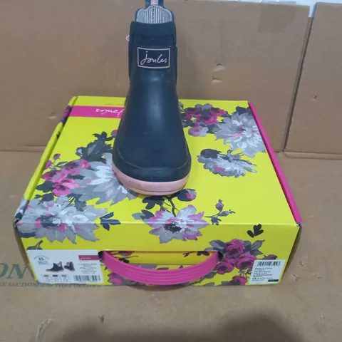BOXED PAIR OF JOULES WELLINGTONS IN NAVY/PINK UK SIZE 12