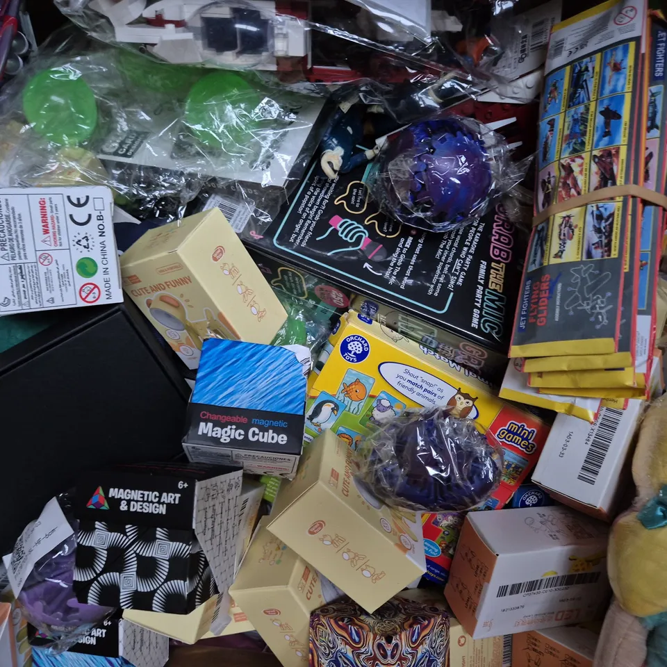 BOX OF APPROXIMATELY 20 ASSORTED TOYS AND GAMES TO INCLUDE MAGIC CUBE, SMALL SOFT PLUSH, ETC - COLLECTION ONLY