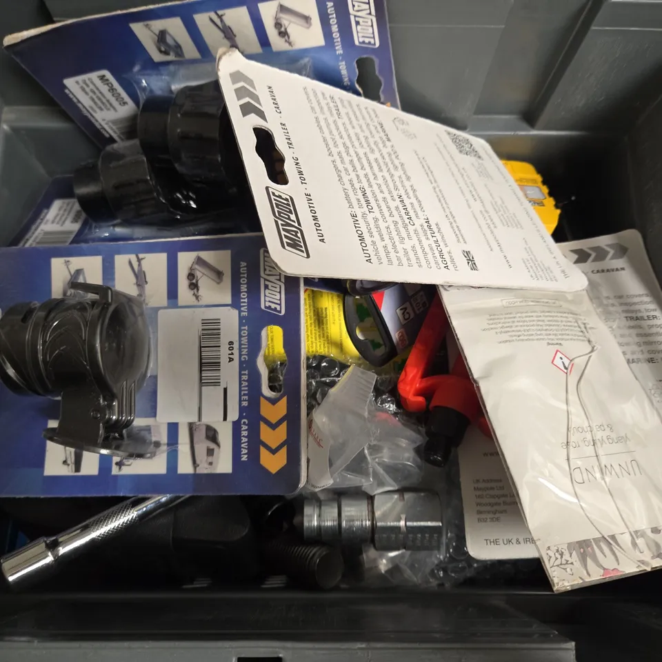 APPROXIMATELY 12 ASSORTED VEHICLE PARTS & ACCESSORIES TO INCLUDE WING MIRRORS PARTS, MAYPOLE CONVERSION ADAPTOR, LITTLE TREES CAR FRESHENER, ETC