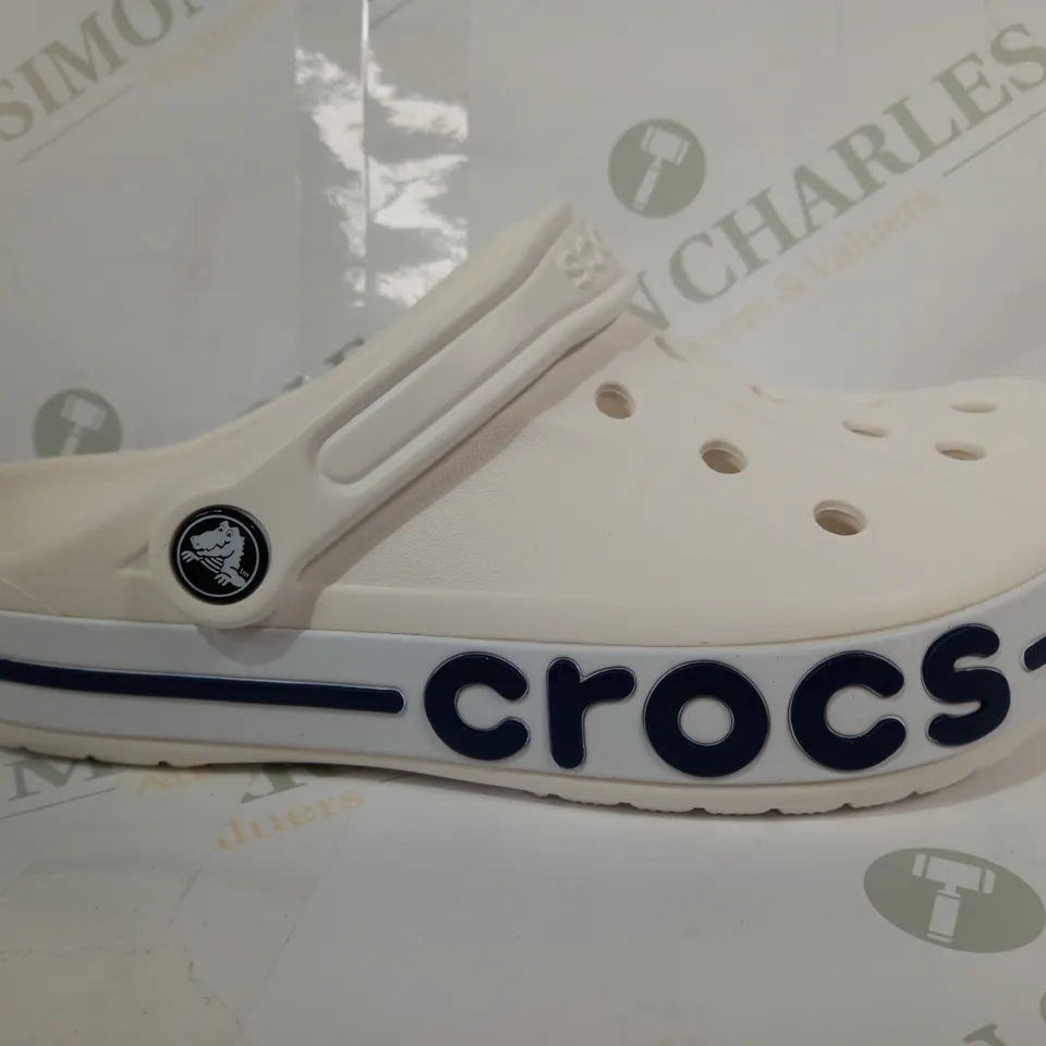PAIR OF CROCS BAYABAND CLOGS IN WHITE/NAVY UK SIZE M4/W5