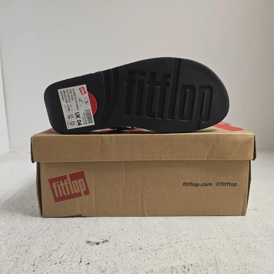 BOXED PAIR OF FITFLOP LULU SNAKE TOE-POST SANDALS IN HAZY TAUPE/BLACK SIZE UK 4