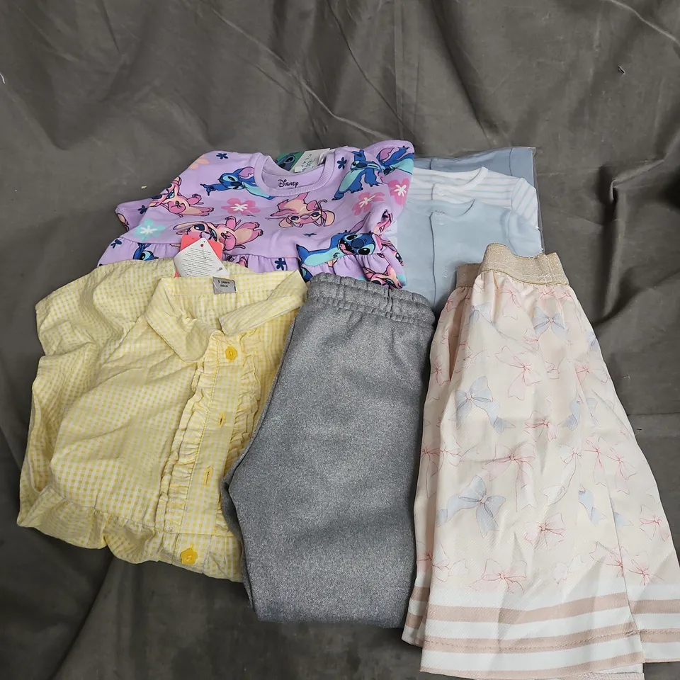 BOX OF APPROXIMATELY 30 ASSORTED KIDS CLOTHING ITEMS TO INCUDE - DRESS, SKIRT, PANTS, ETC