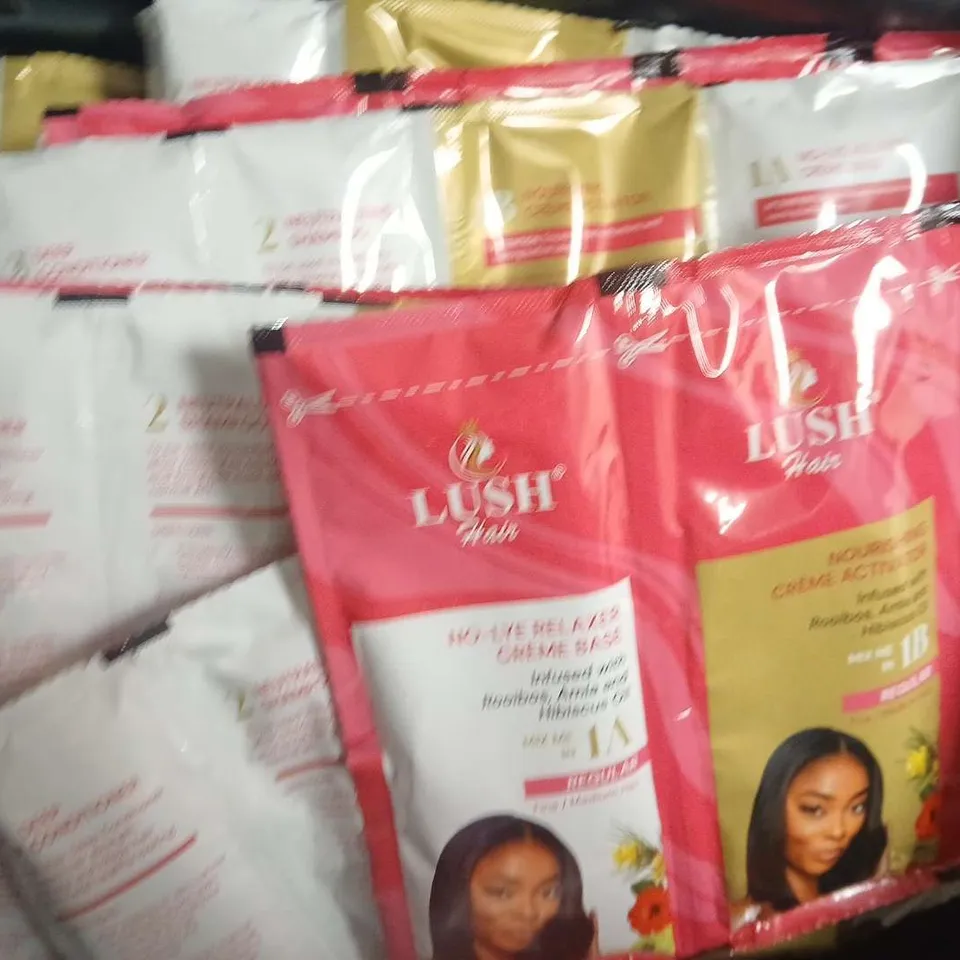 APPROXIMATELY 20 ASSORTED COSMETIC ITEMS TO INCLUDE AVEENO, ELAN, ETC - COLLECTION ONLY