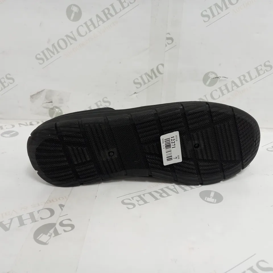 APPROXIMATELY 12 PAIRS OF LILLEY SLIPPERS IN BLACK SIZE 7