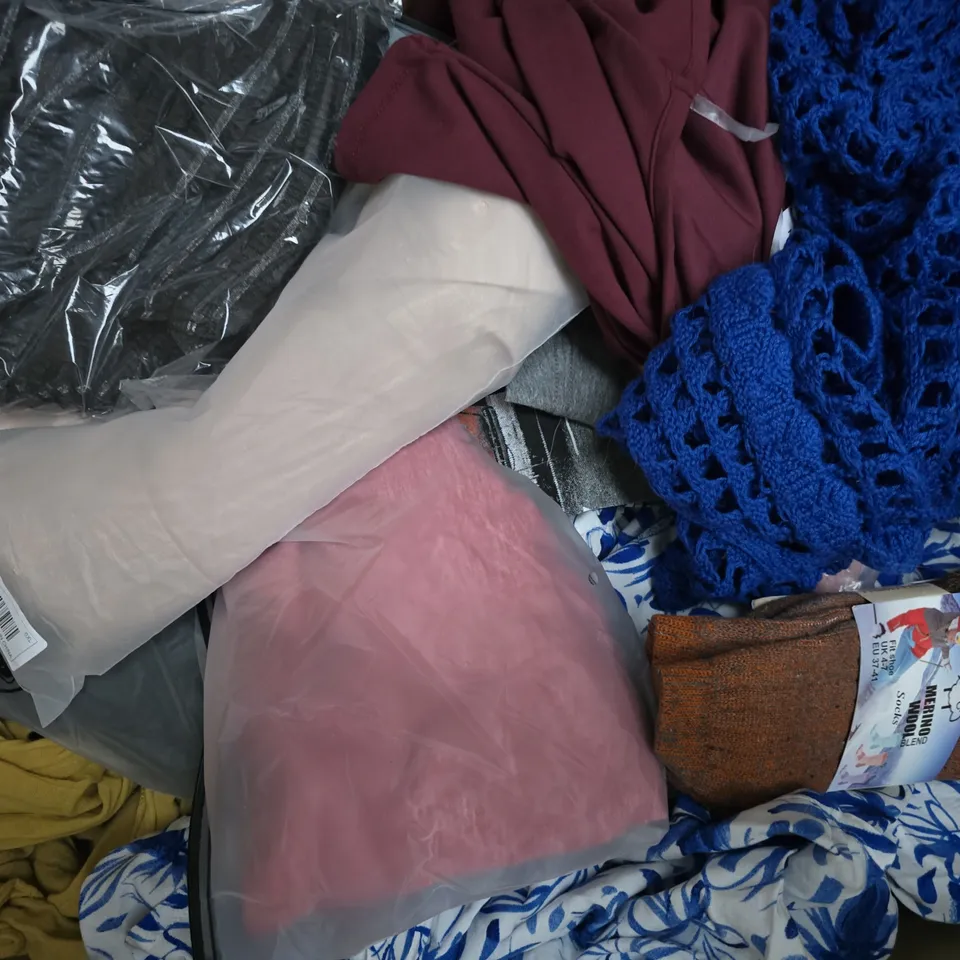 APPROXIMATELY 25 ASSORTED CLOTHING AND FASHION PRODUCTS IN VARIOUS STYLES AND SIZES - COLLECTION ONLY