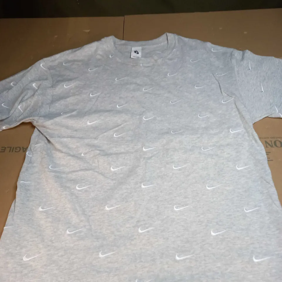 NIKE LOGO STANDARD FIT T-SHIRT SIZE M