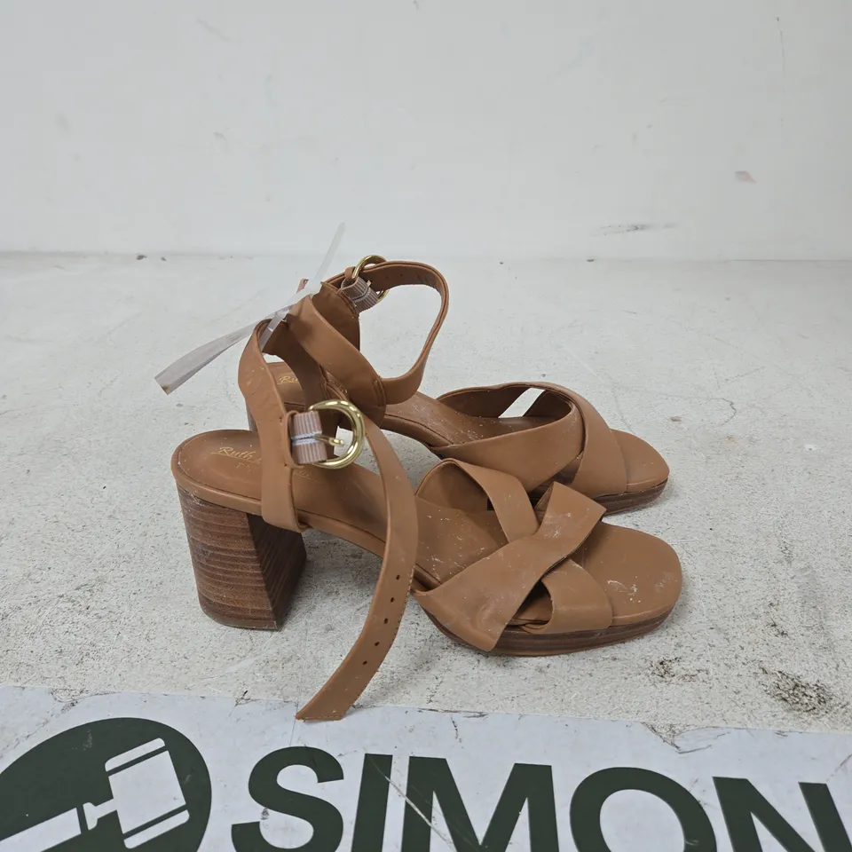 RUTH LANGFORD WOMEN'S TAN CROSS-STRAP BLOCK HEEL SANDALS – EU SIZE 40