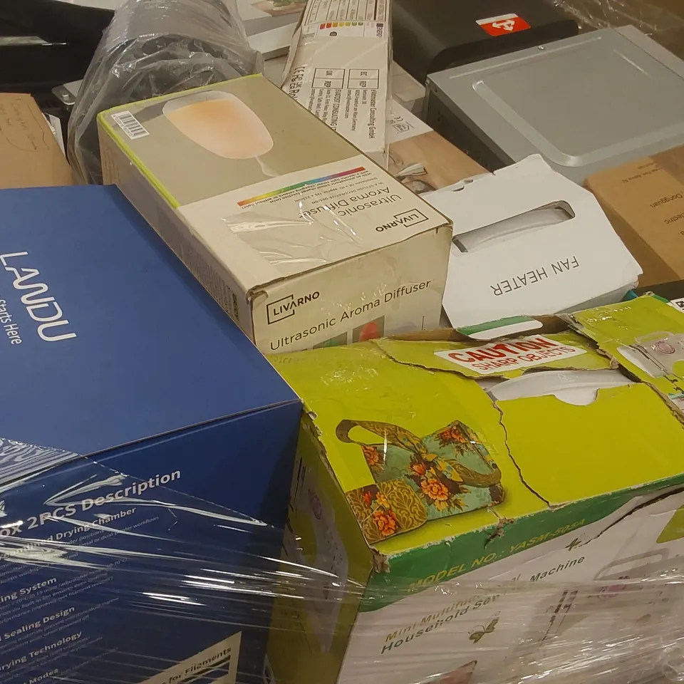 PALLET CONTAINING A VERY LARGE QUANTITY OF ASSORTED ITEMS INCLUDING: AIRFRYER, SILVERCREST HAND BLENDER, AROMATHERAPY DIFFUSER, FILAMENT DRYER, MINI SOWING MACHINE ECT