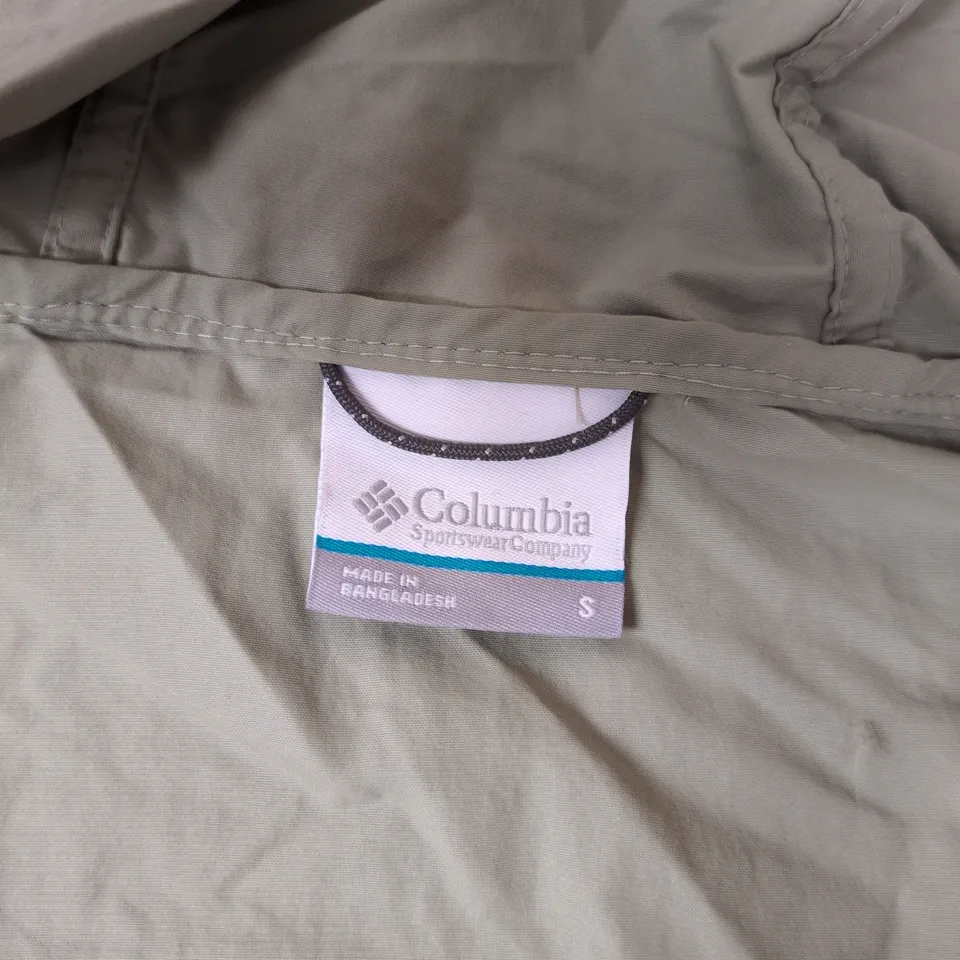 COLUMBIA SPIRE VALLEY CROPPED WINDBREAKER IN GREEN/BEIGE - SMALL
