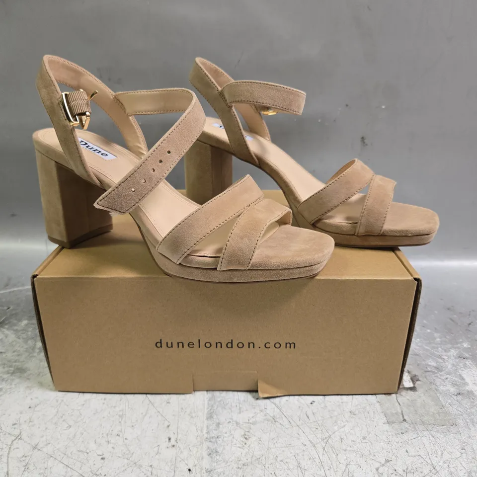 BOXED PAIR OF DUNE LONDON 780 MANIFES OPEN TOE BLOCK HEEL SANDALS IN CARAMEL SIZE 5
