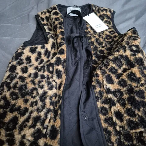 DAMSON MADDER FLEECE CHEETAH PRINT GILET - SIZE 10