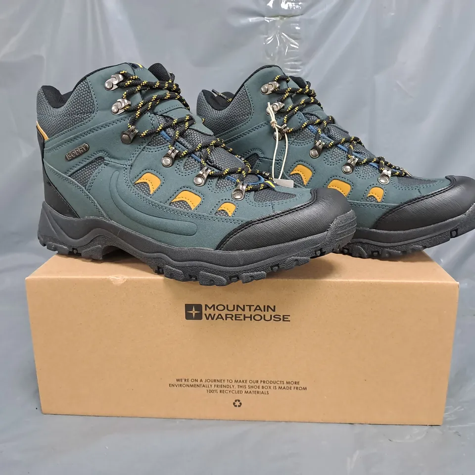 BOXED PAIR OF MOUNTAIN CLIMBERS ADVENTURER WATERPROOF HIKING BOOTS IN BLUE/TAN SIZE UK 10