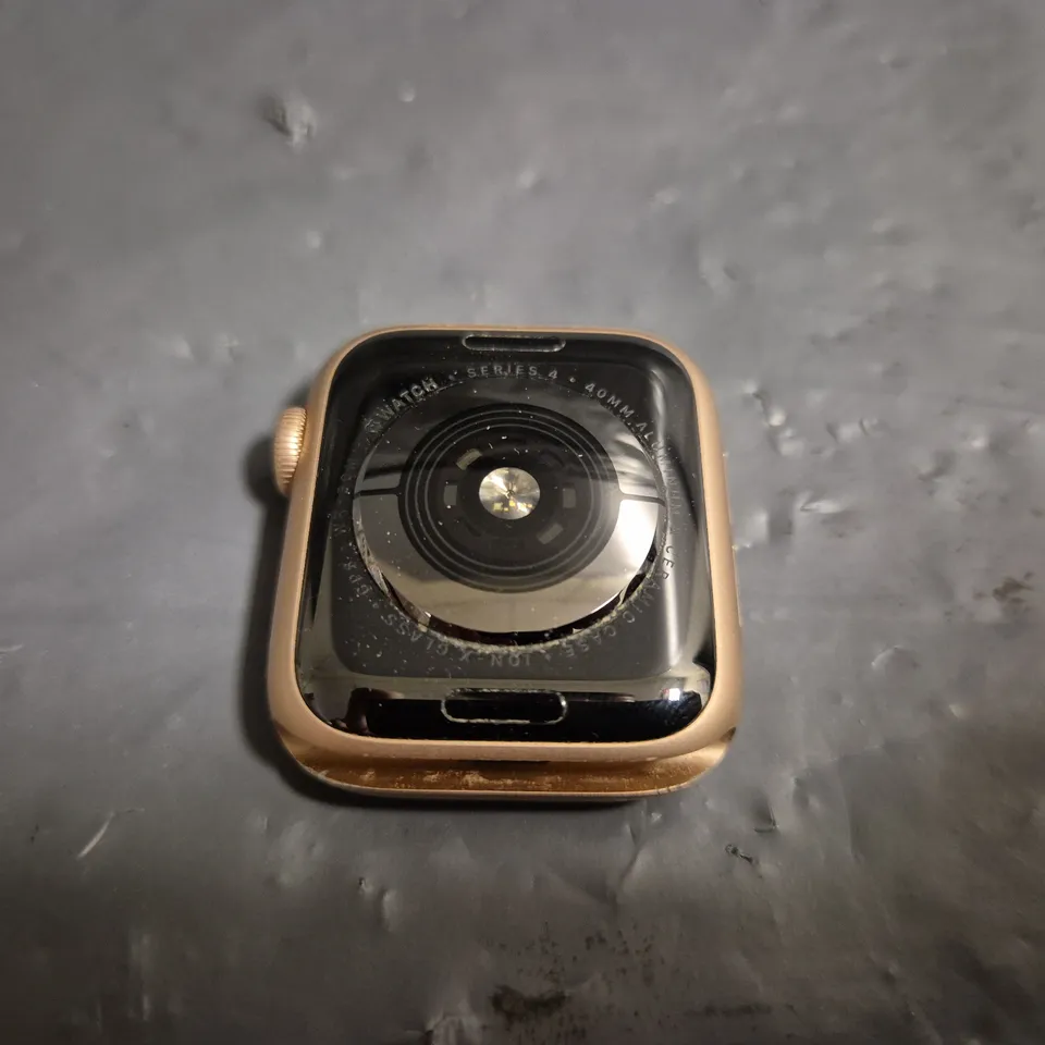 APPLE WATCH SERIES 4 IN ROSE GOLD 