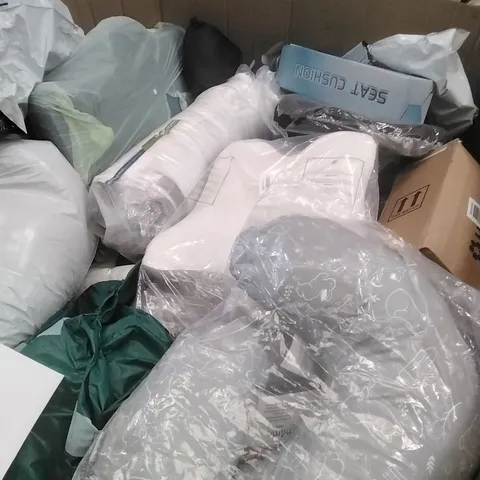PALLET CONTAINING A LARGE QUANTITY OF PILLOWS, SIMILAR RELATED ITEMS ETC