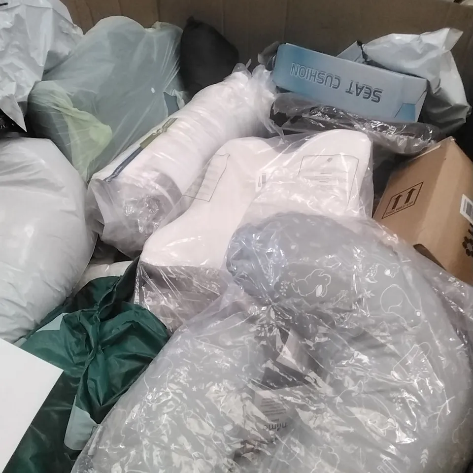 PALLET CONTAINING A LARGE QUANTITY OF PILLOWS, SIMILAR RELATED ITEMS ETC