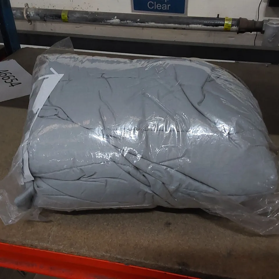 BAGGED CHIC 100% POLYESTER BEDSPREAD// SIZE UNSPECIFIED