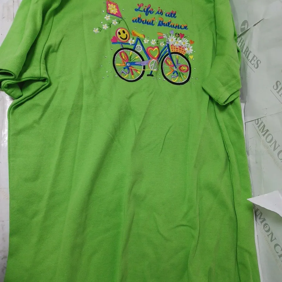 APPROXIMATELY 10 CLOTHING INCLUDING: T SHIRTS, OVERSIZED JUMPERS (ALL OF DIFFERENT SIZES)