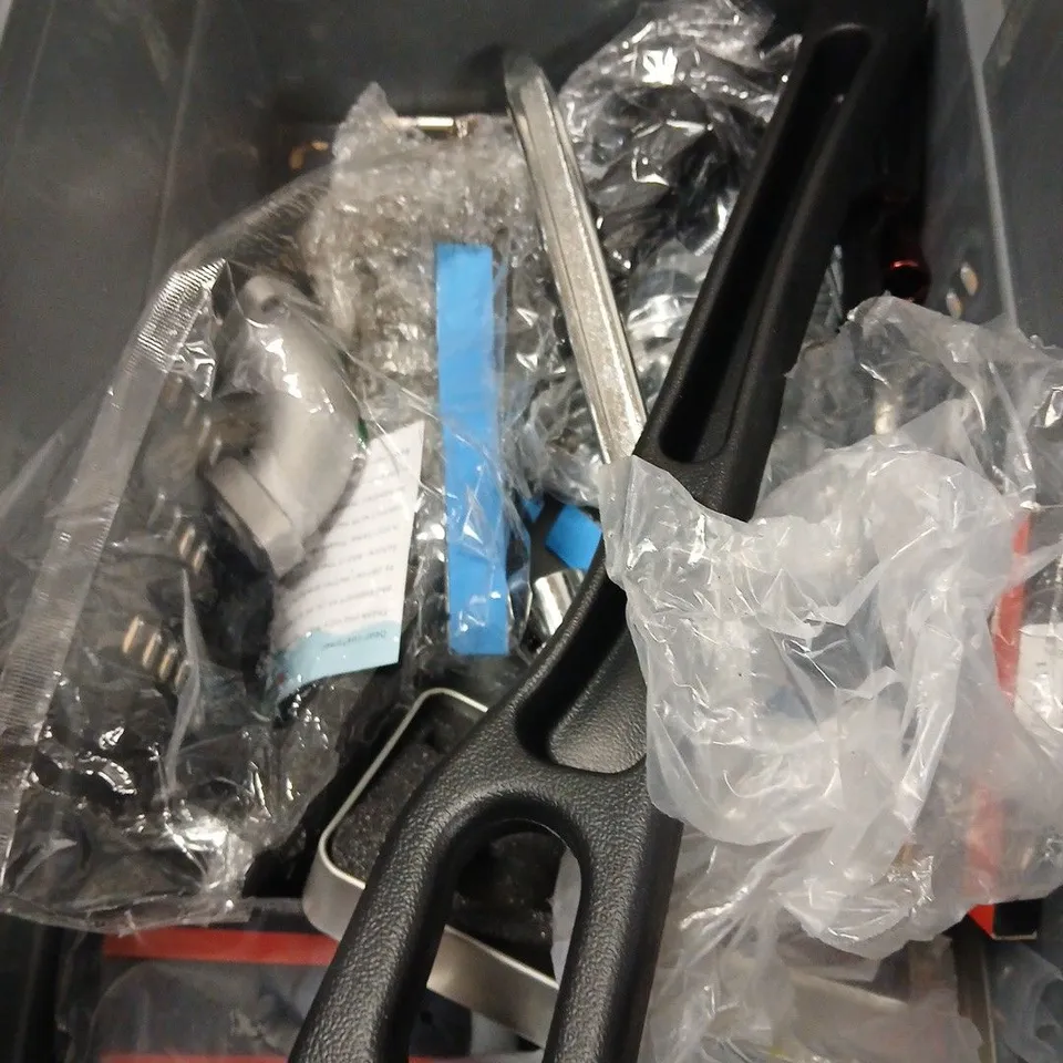 APPROXIMATELY 10 ASSORTED CAR ACCESSORIES TO INCLUDE REAR VIEW CAMERA, BIKE SEAT, CAR KEY CASE - ETC - COLELCTION ONLY